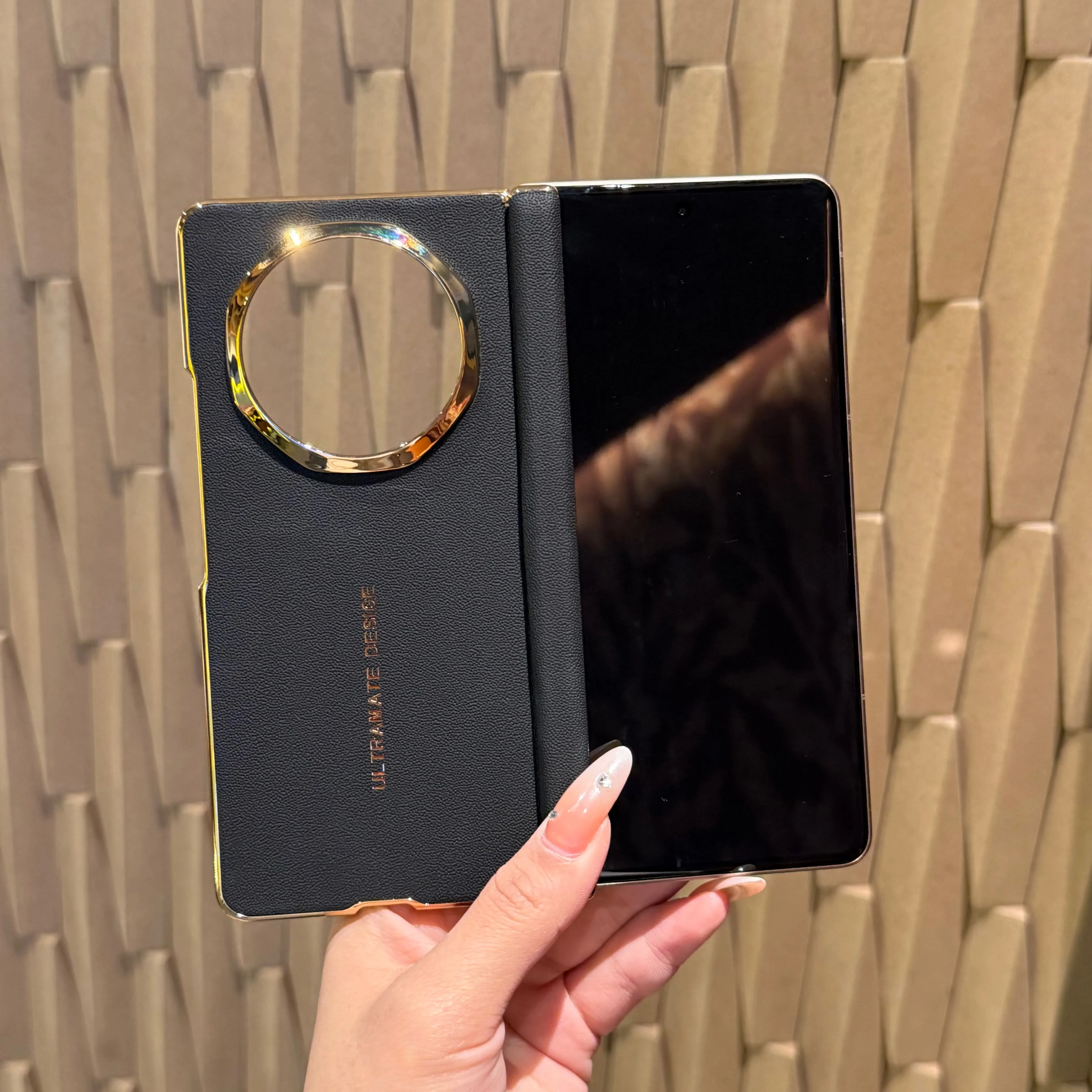 Electroplated central axis faux leather protective case for Honor Magic V6, all-round drop and scratch protection
Electroplated central axis faux leather protective case for Honor Magic V6, all-round drop and scratch protection