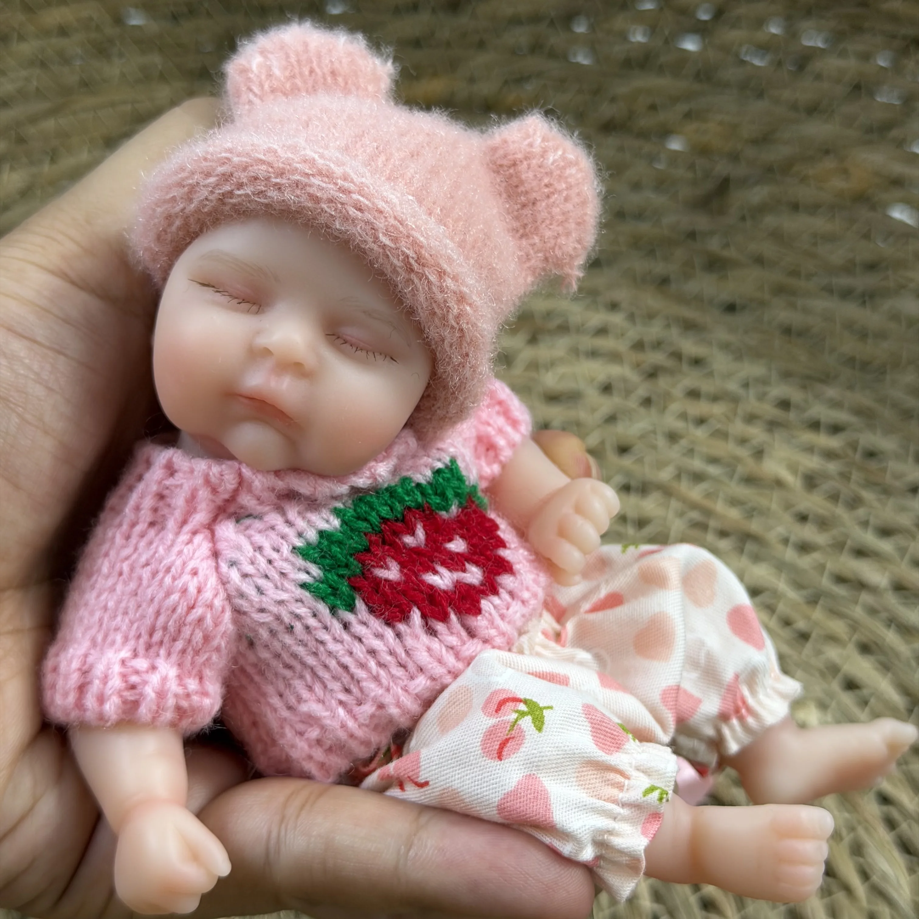 6 Inch Chubby Peaches All Silicone Reborn Baby Doll Girl Lifelike Soft Solid Silicone Washable Doll Stress-relieving Toys
6 Inch Chubby Peaches All Silicone Reborn Baby Doll Girl Lifelike Soft Solid Silicone Washable Doll Stress-relieving Toys