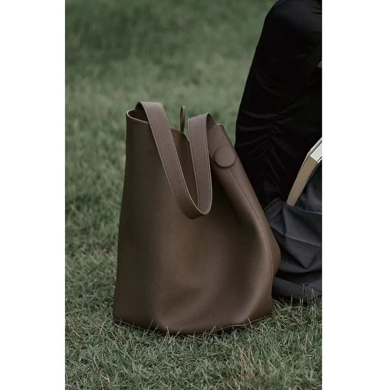 Сумка-тоут большой емкости из мягкой кожи, высококачественная повседневная сумка через плечо для ленивых поездок, большая сумка, модная изысканная индивидуальность
Сумка-тоут большой емкости из мягкой кожи, высококачественная повседневная сумка через плечо для ленивых поездок, большая сумка, модная изысканная индивидуальность