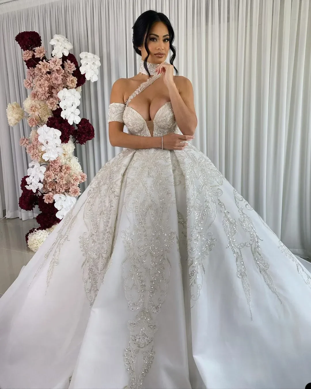 Customized Halter Shinny Appliques Beads Ballgown Wedding Dress Sweep Train Robe De Mariée Church Plus Size Bridal Gown
Customized Halter Shinny Appliques Beads Ballgown Wedding Dress Sweep Train Robe De Mariée Church Plus Size Bridal Gown