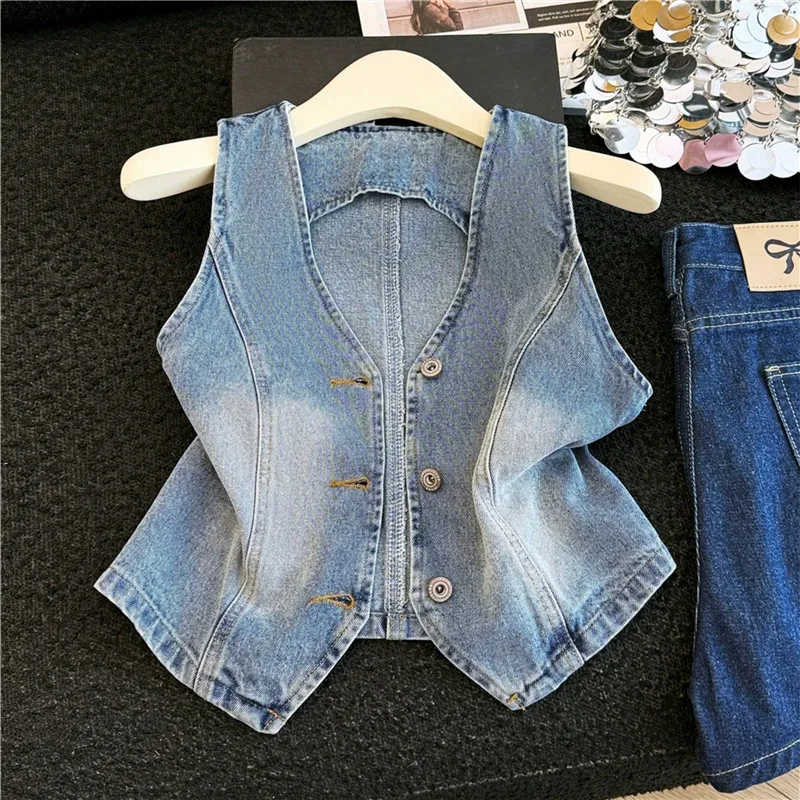2026 Summer New Women Vintage Blue Slim Short Denim Vest V-Neck Single-Breasted Sleeveless Jeans Waistcoat Female Veste Femme
2026 Summer New Women Vintage Blue Slim Short Denim Vest V-Neck Single-Breasted Sleeveless Jeans Waistcoat Female Veste Femme