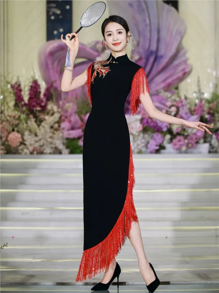 A new black Latin-style cheongsam with slanted hem and long red tassel dance dress
A new black Latin-style cheongsam with slanted hem and long red tassel dance dress