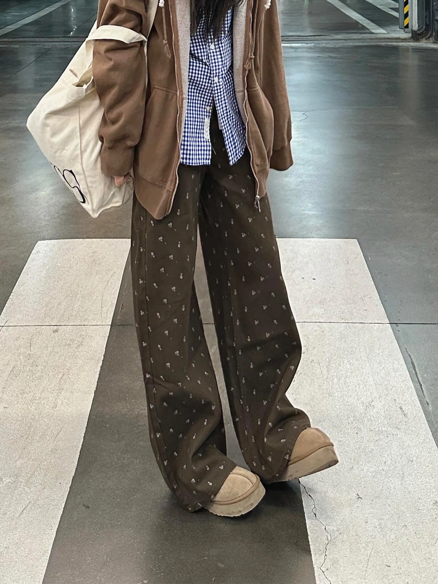 Женские джинсы с высокой талией, широкими штанинами, прямым кроем, с цветочным принтом, удлиняющие, до пола, весна 2026, новинка, стильный американский деним
Женские джинсы с высокой талией, широкими штанинами, прямым кроем, с цветочным принтом, удлиняющие, до пола, весна 2026, новинка, стильный американский деним