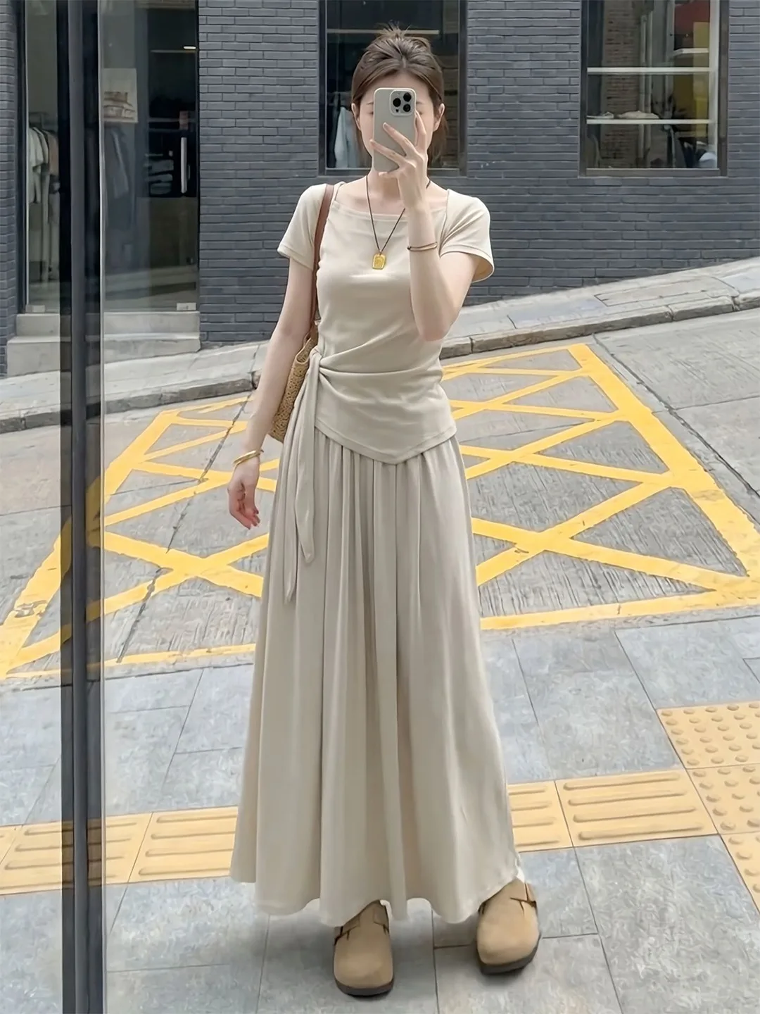 Slimming Effect Short Sleeve T-Shirt with Belt Waist Cinched Head over Half Skirt Long Gray And Tawny Set Women's Fashion Ens...
Slimming Effect Short Sleeve T-Shirt with Belt Waist Cinched Head over Half Skirt Long Gray And Tawny Set Women's Fashion Ens...