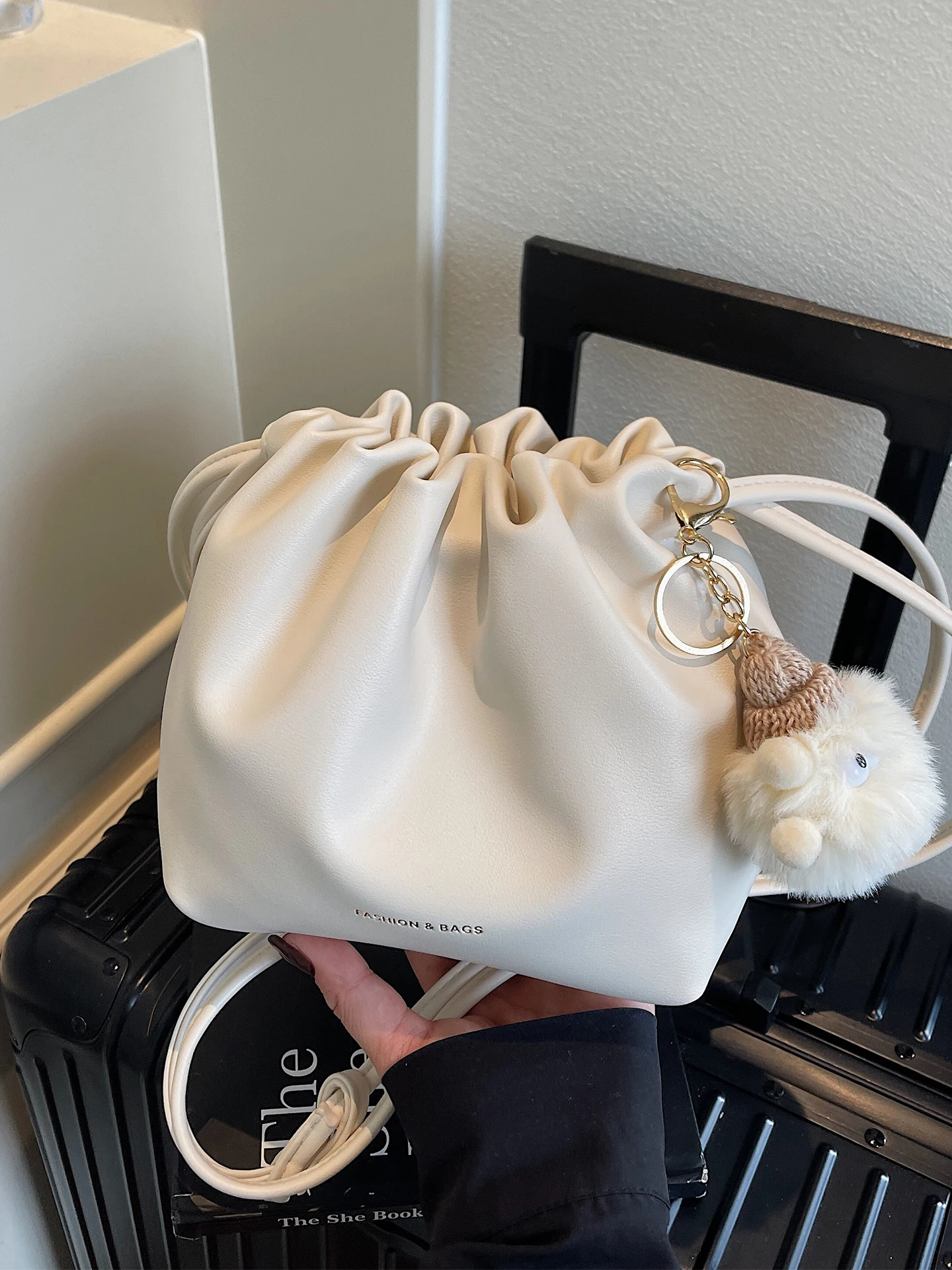 Fashionable Universal Women's Bucket Bag Crossbody Shoulder Bag Soft Fabric Casual Simple Style Summer 2025 Magnetic Buckle C...
Fashionable Universal Women's Bucket Bag Crossbody Shoulder Bag Soft Fabric Casual Simple Style Summer 2025 Magnetic Buckle C...