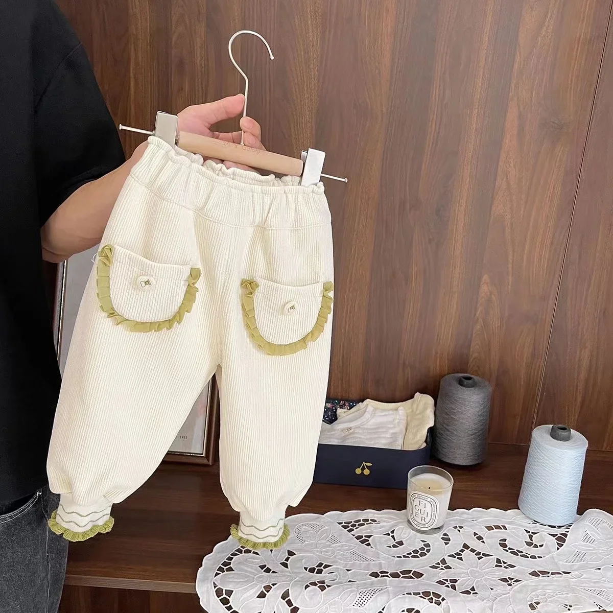 Autumn And Winter Girls Thickened One Piece Plush Warm Pants 1-5 Year Old Female Baby High-end Chenille Casual Pants For Female
Autumn And Winter Girls Thickened One Piece Plush Warm Pants 1-5 Year Old Female Baby High-end Chenille Casual Pants For Female
