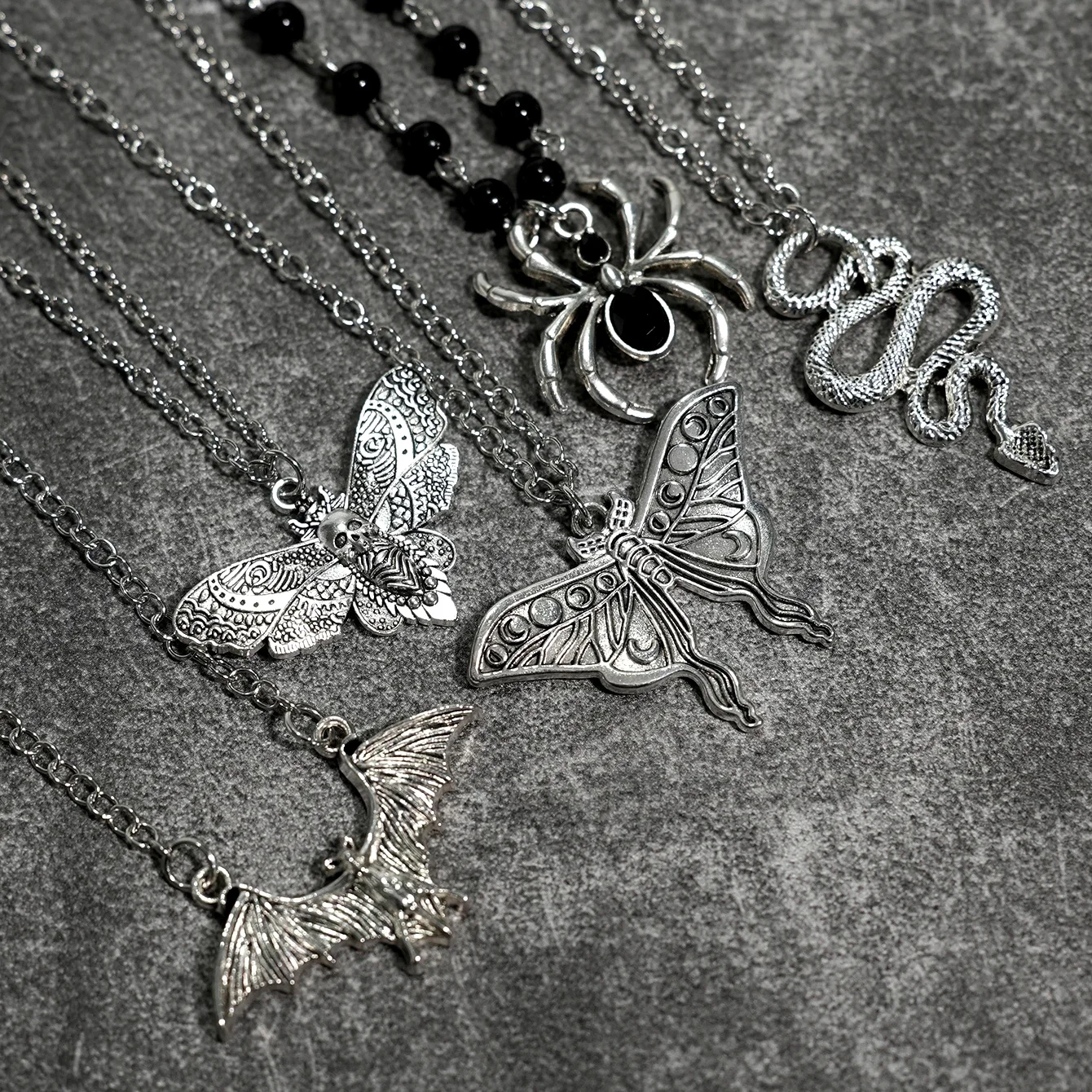 Y2K Gothic Dark Style Personalized Creative Bat Spider Snake Butterfly Pendant Necklace, Valentine's Day Gift
Y2K Gothic Dark Style Personalized Creative Bat Spider Snake Butterfly Pendant Necklace, Valentine's Day Gift