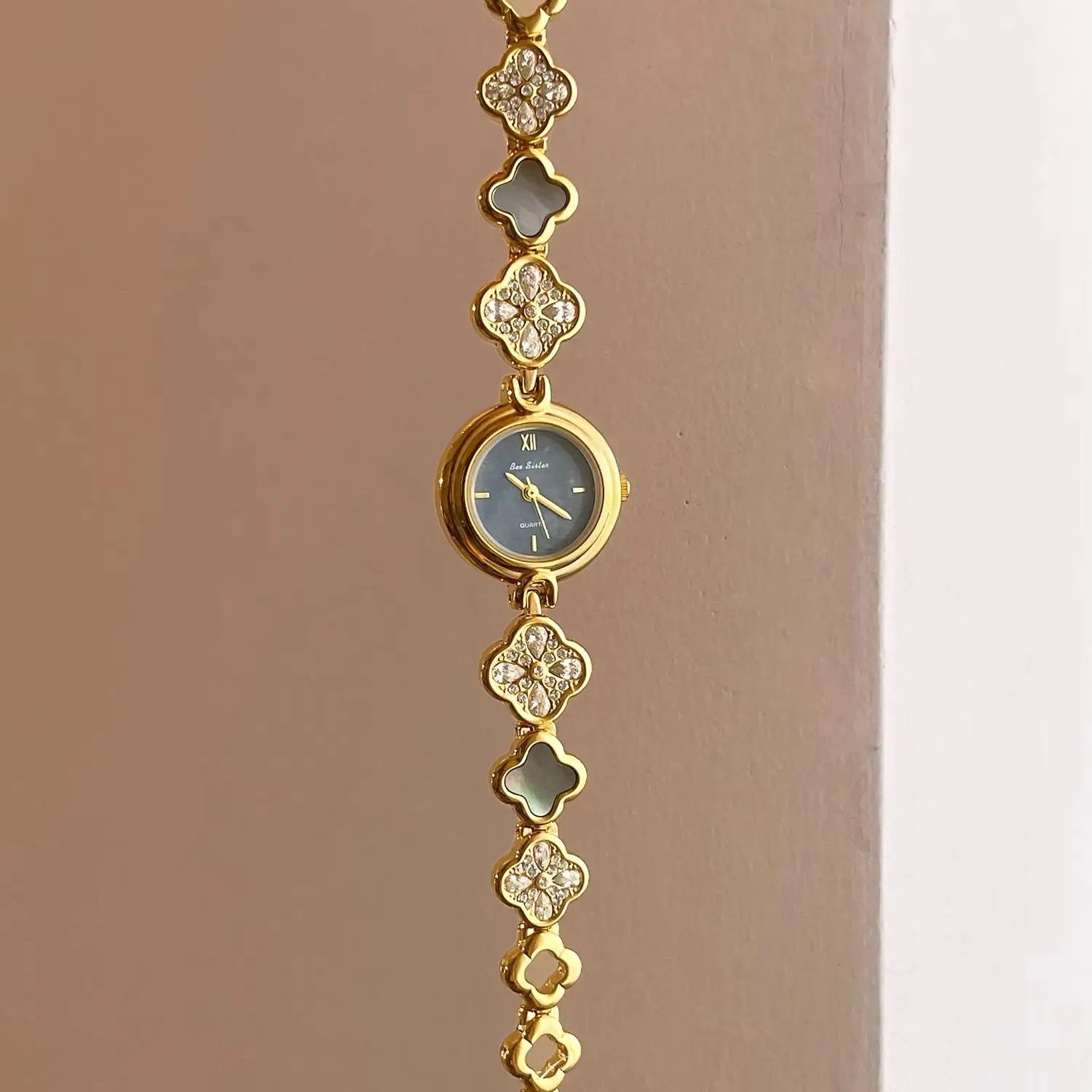 Light Luxury Fashion Bracelet Watch for Women, Elegant Small Dial Flower Shaped Strap Waterproof Quartz Women's Watches Gift
Light Luxury Fashion Bracelet Watch for Women, Elegant Small Dial Flower Shaped Strap Waterproof Quartz Women's Watches Gift