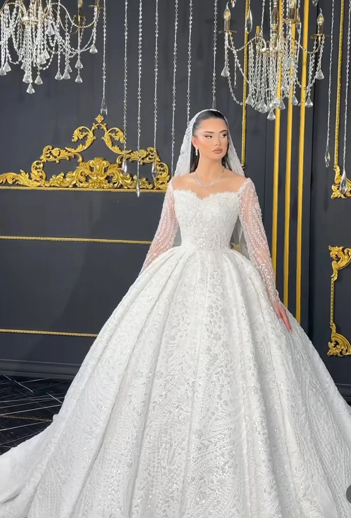 Customized noble and magnificent wedding dress, sweet collar long-sleeved beaded women's wedding dress robe de mariee
Customized noble and magnificent wedding dress, sweet collar long-sleeved beaded women's wedding dress robe de mariee