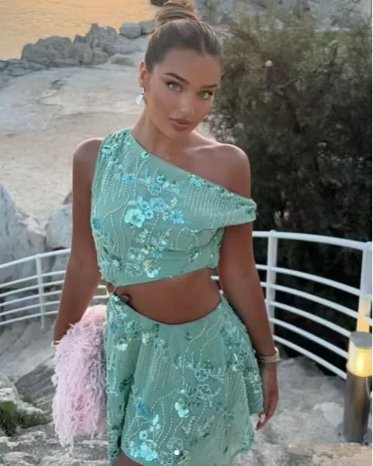 Flowers Sequins Oblique Neck Top Skirt Set Off Shoulder Beading Crop Vest Slim Fit Mini Skirt 2026 New Lady Party Matching Sets
Flowers Sequins Oblique Neck Top Skirt Set Off Shoulder Beading Crop Vest Slim Fit Mini Skirt 2026 New Lady Party Matching Sets