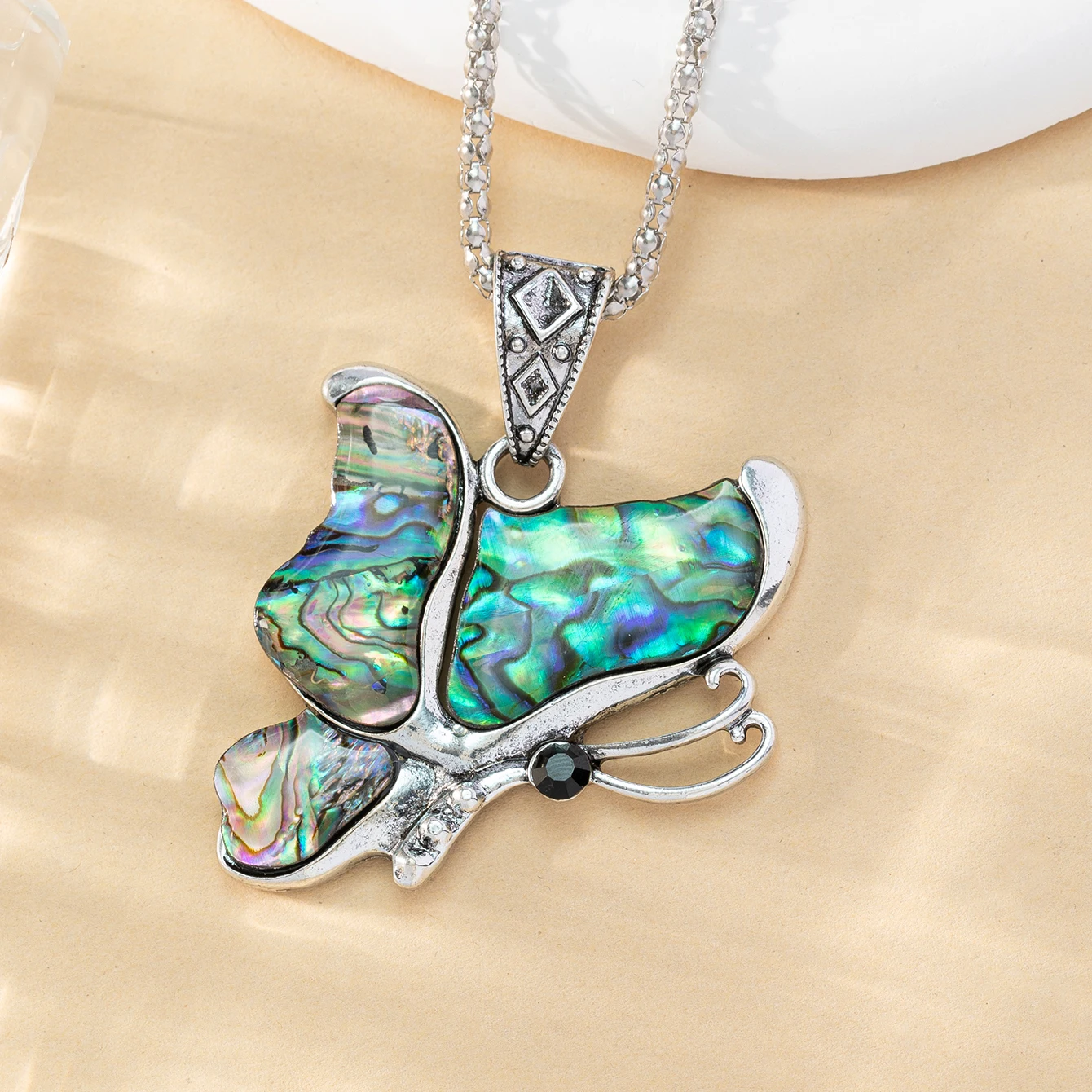 Fashionable Natural Abalone Shell Alloy Butterfly Shape Pendant Necklace Charm Jewelry Exquisite Gift for Women
Fashionable Natural Abalone Shell Alloy Butterfly Shape Pendant Necklace Charm Jewelry Exquisite Gift for Women
