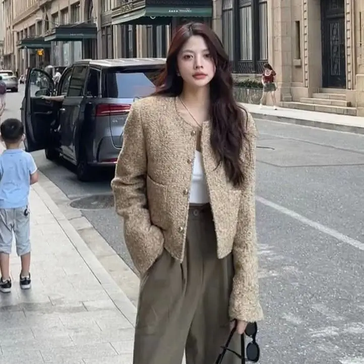 2024 Fashion Women Spring Autumn New O-neck Tweed Jackets Female Long Sleeve Woolen Coats Ladies Short Loose Outerwear R746
2024 Fashion Women Spring Autumn New O-neck Tweed Jackets Female Long Sleeve Woolen Coats Ladies Short Loose Outerwear R746