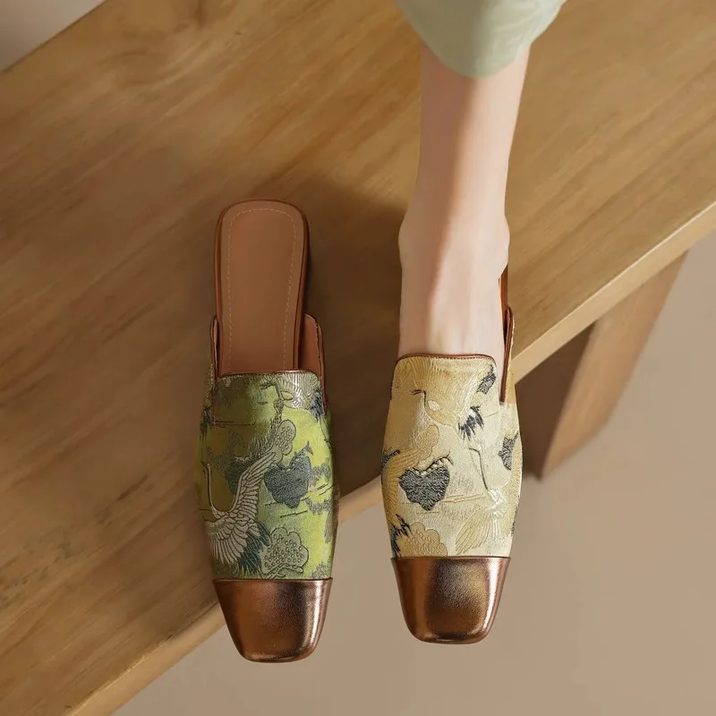 Туфли-лодочки с закрытым носком для женщин. Женские тапочки 2025 года. Пантофле с цветочным принтом. Низкие роскошные шлепанцы. Новые дизайнерские туфли на плоской подошве с острым носком.
Туфли-лодочки с закрытым носком для женщин. Женские тапочки 2025 года. Пантофле с цветочным принтом. Низкие роскошные шлепанцы. Новые дизайнерские туфли на плоской подошве с острым носком.