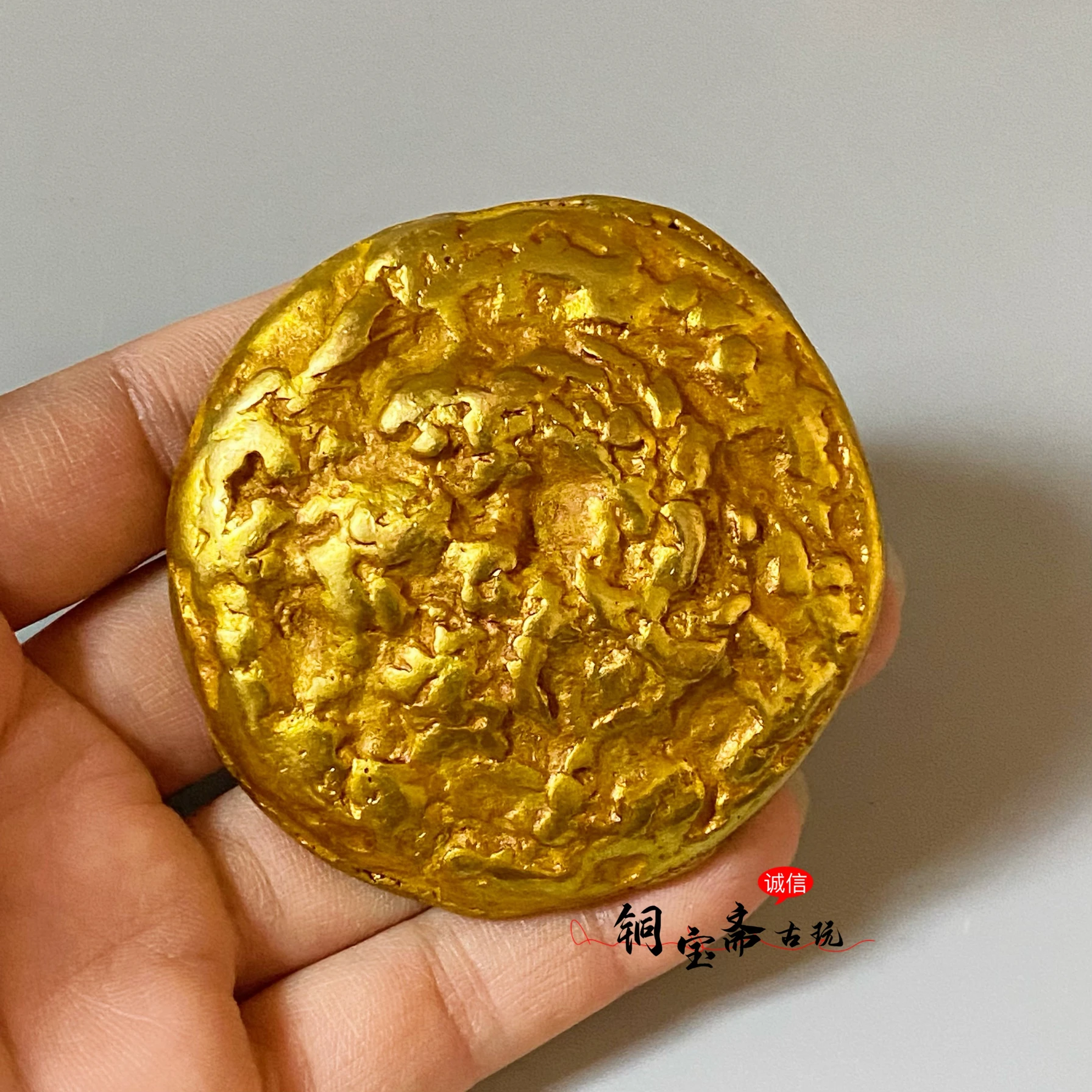 Pure copper gilt coin gold ingot large round cake bar coin film and television prop ornament desk decoration
Pure copper gilt coin gold ingot large round cake bar coin film and television prop ornament desk decoration