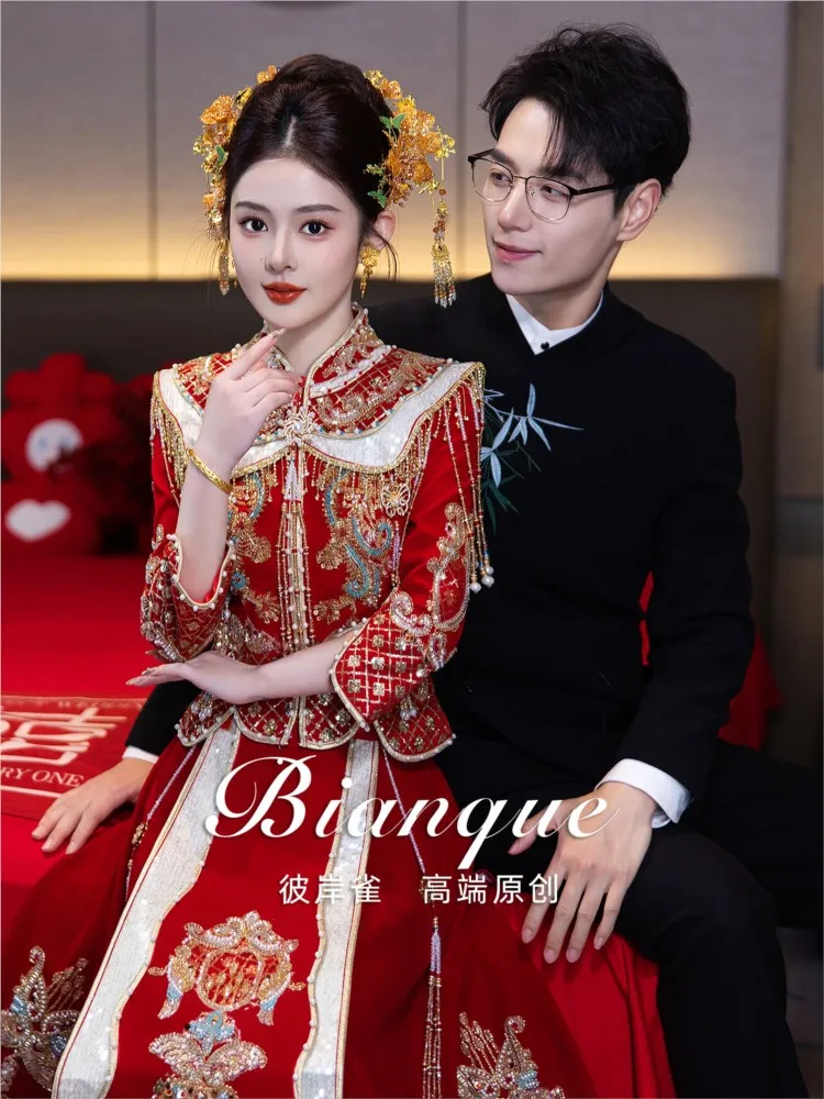 Bride's wedding dress Chinese-style banquet toasting and traditional attire
Bride's wedding dress Chinese-style banquet toasting and traditional attire