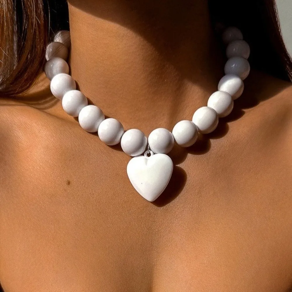 Fashionable Acrylic Beaded Necklace Solid Cream Color Oversized Heart Pendant Choker Lightweight Round Clavicle Chain Date Gift
Fashionable Acrylic Beaded Necklace Solid Cream Color Oversized Heart Pendant Choker Lightweight Round Clavicle Chain Date Gift