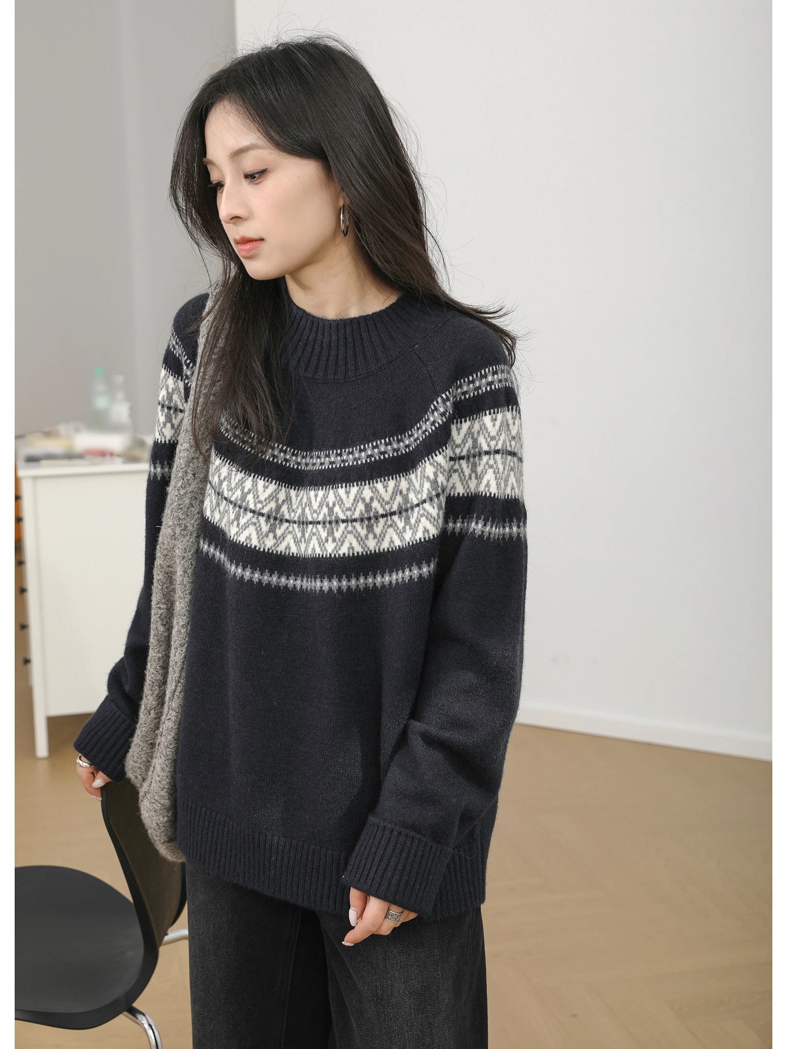 Новый женский вязаный свитер в стиле ретро Fair Isle с круглым вырезом, теплый пуловер с длинными рукавами для зимы 2025 года, коллекция Wood Socie, для создания расслабленного образа
Новый женский вязаный свитер в стиле ретро Fair Isle с круглым вырезом, теплый пуловер с длинными рукавами для зимы 2025 года, коллекция Wood Socie, для создания расслабленного образа