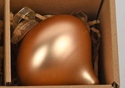 Предметы рождественского украшения в штучной упаковке с окрашенными стеклянными шарами.
Предметы рождественского украшения в штучной упаковке с окрашенными стеклянными шарами.