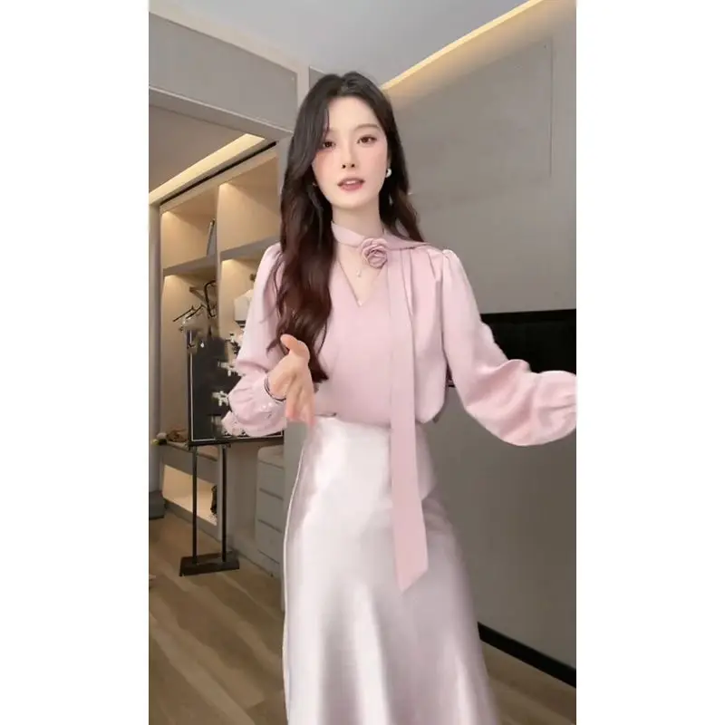 French Elegant Temperament Suit for Women 2025 Autumn New Streamer V-neck Top Skirt Two-piece Set for Women
French Elegant Temperament Suit for Women 2025 Autumn New Streamer V-neck Top Skirt Two-piece Set for Women