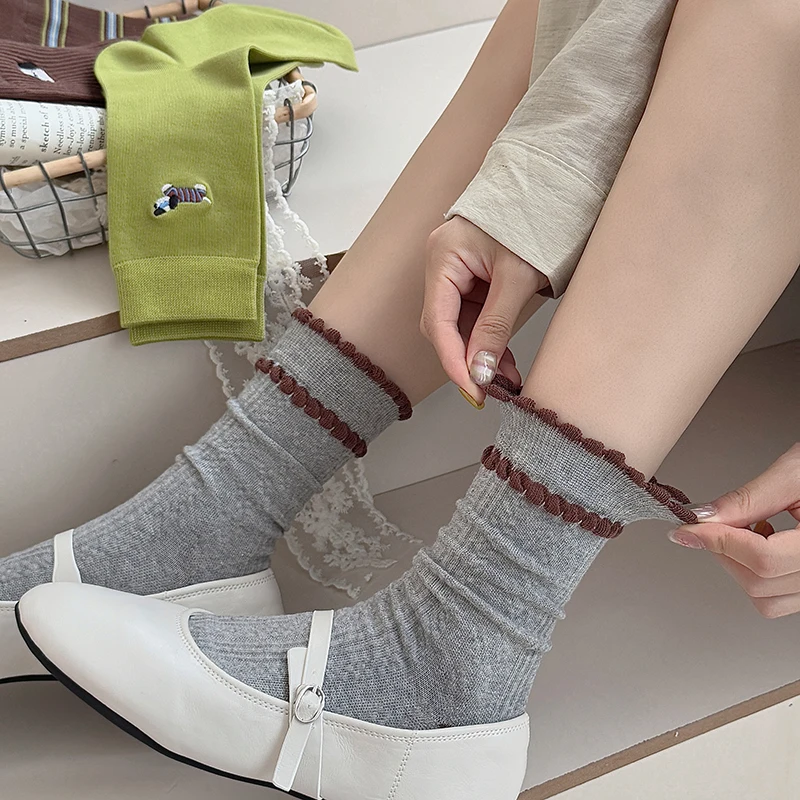 Женские носки в стиле ретро, модные осенние новые стильные зеленые носки с вышивкой для девочек, повседневные простые длинные хлопковые носки, милые новинки с героями мультфильмов 
Женские носки в стиле ретро, модные осенние новые стильные зеленые носки с вышивкой для девочек, повседневные простые длинные хлопковые носки, милые новинки с героями мультфильмов