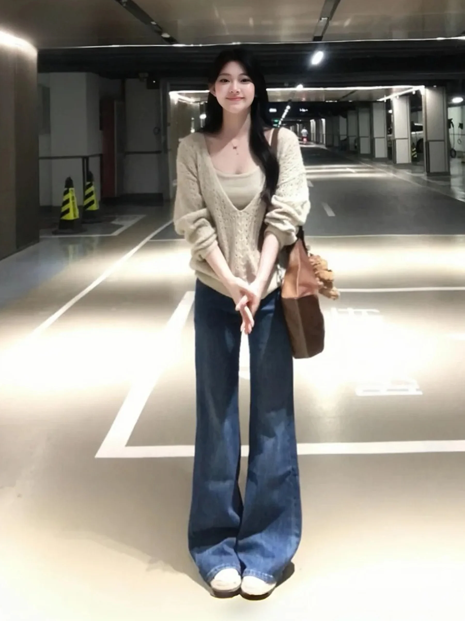 American Style Low Waist Bell Bottom Jeans Women's Slim Fit Summer Fashionable Blue Denim Pants Casual Spring Season
American Style Low Waist Bell Bottom Jeans Women's Slim Fit Summer Fashionable Blue Denim Pants Casual Spring Season