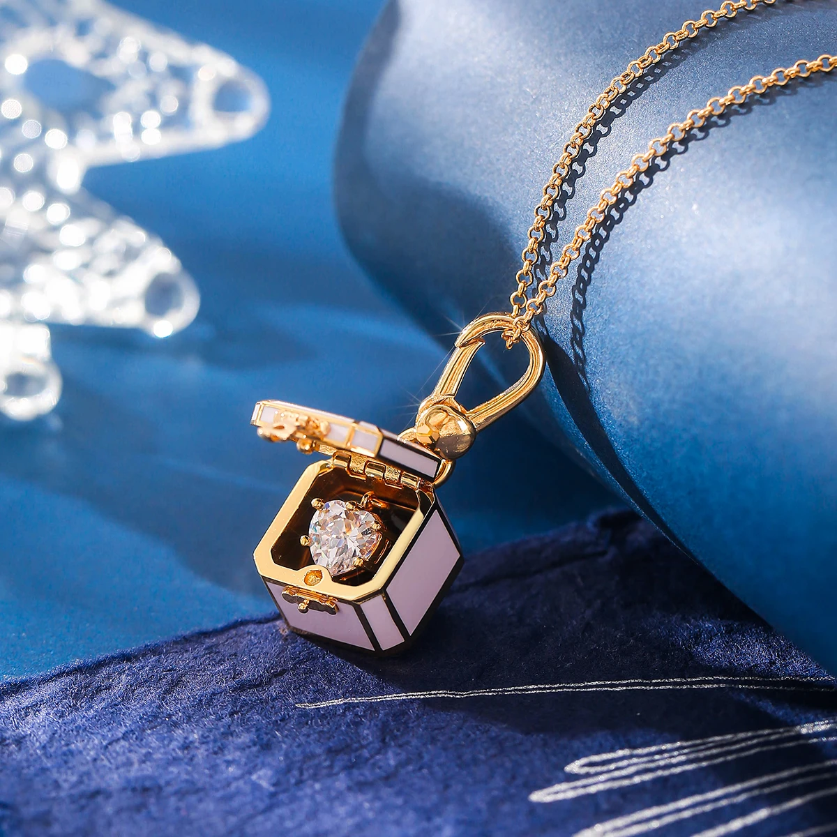 1Pc Enameled Glaze Jewelry Box Pendant,Cute And Exquisite Trendy Heart-shaped Zircon Necklace,Bag Charm Keychain,Christmas Gift
1Pc Enameled Glaze Jewelry Box Pendant,Cute And Exquisite Trendy Heart-shaped Zircon Necklace,Bag Charm Keychain,Christmas Gift