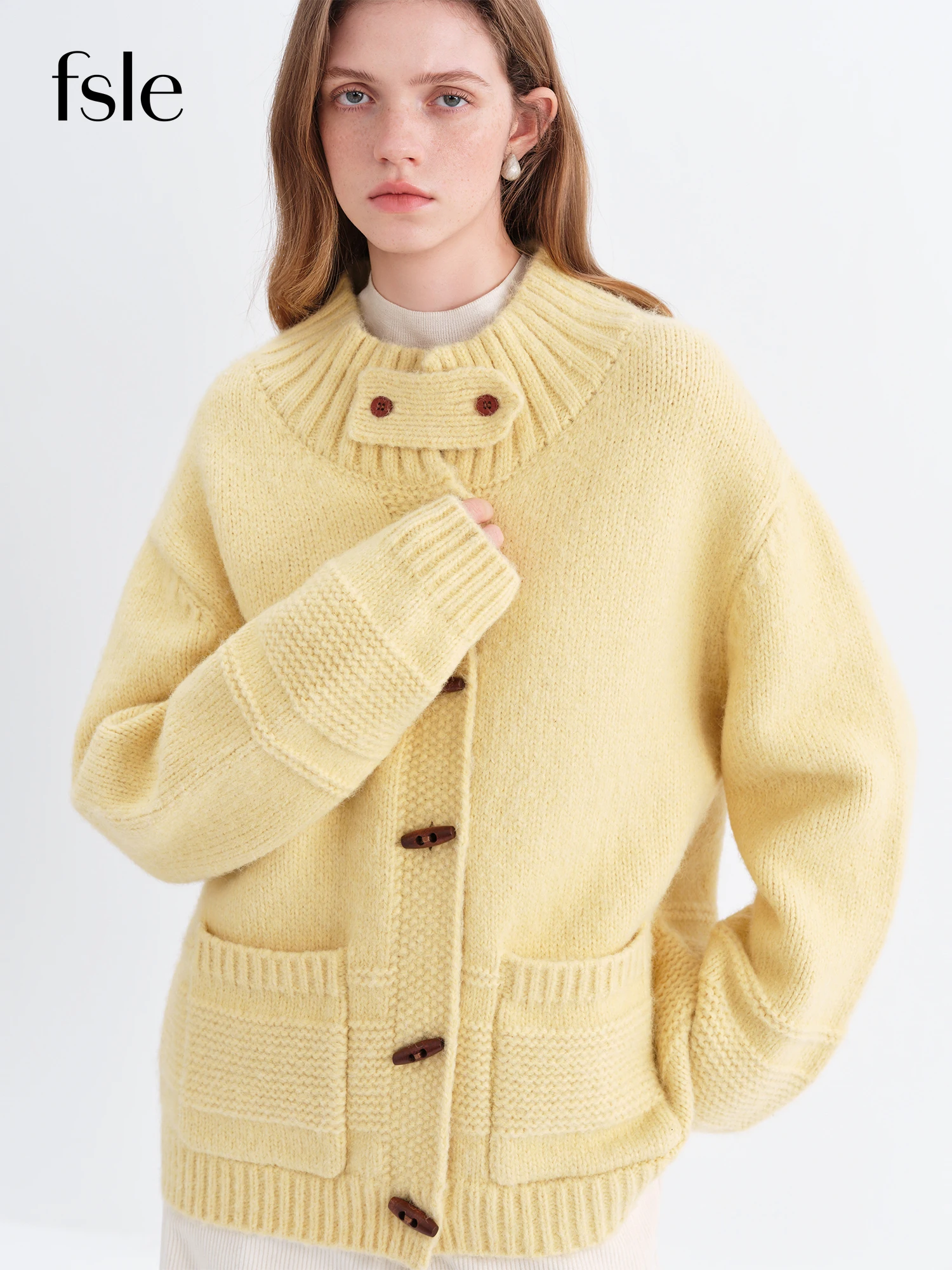 FSLE 2025 г., осенне-зимний женский вязаный кардиган с воротником-стойкой и пуговицами, желтый свитер, пальто Тедди, уютный топ большого размера с открытой передней частью
FSLE 2025 г., осенне-зимний женский вязаный кардиган с воротником-стойкой и пуговицами, желтый свитер, пальто Тедди, уютный топ большого размера с открытой передней частью