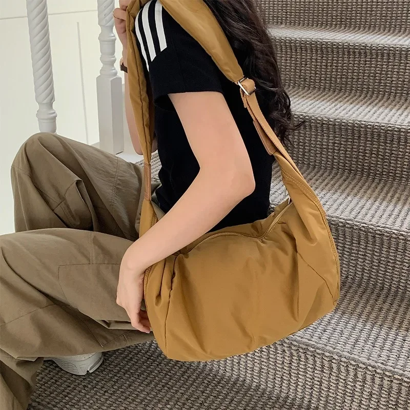 Cross Shoulder Bag, Casual Style, Large Capacity Dumpling Bag, Down Cotton, Simple and Versatile Shoulder Bag
Cross Shoulder Bag, Casual Style, Large Capacity Dumpling Bag, Down Cotton, Simple and Versatile Shoulder Bag