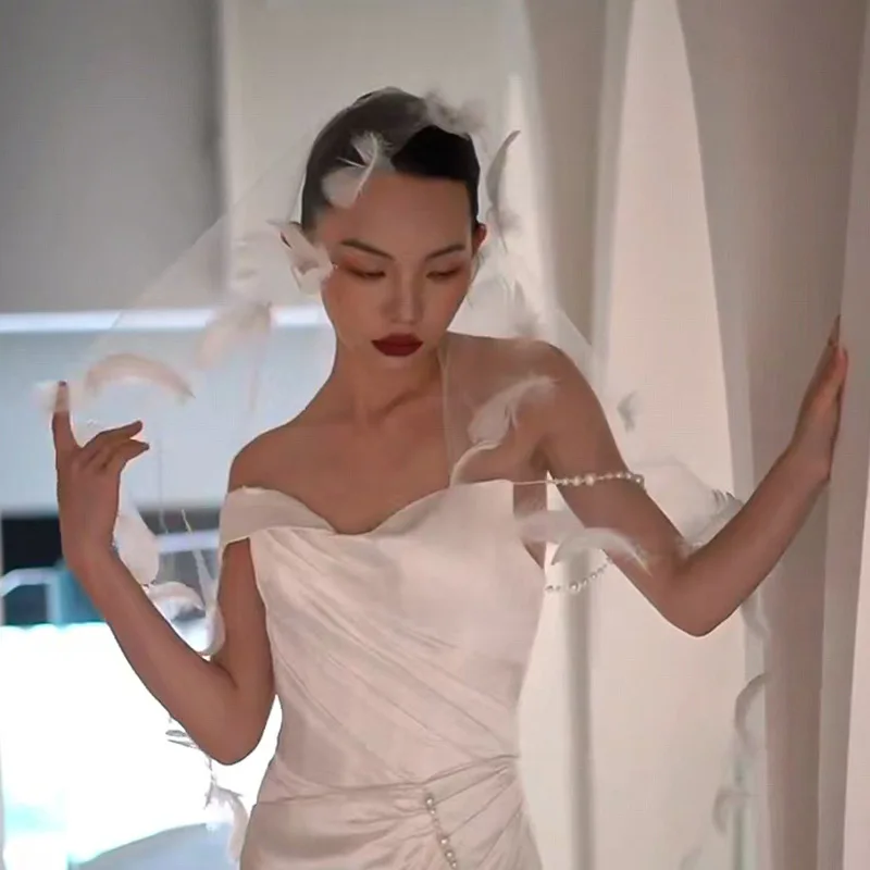 Тонкая вуаль с перьями, сертификат, суперфея, трехмерные аксессуары для свадебной фотосъемки средней длины, которые можно купить невесту
Тонкая вуаль с перьями, сертификат, суперфея, трехмерные аксессуары для свадебной фотосъемки средней длины, которые можно купить невесту