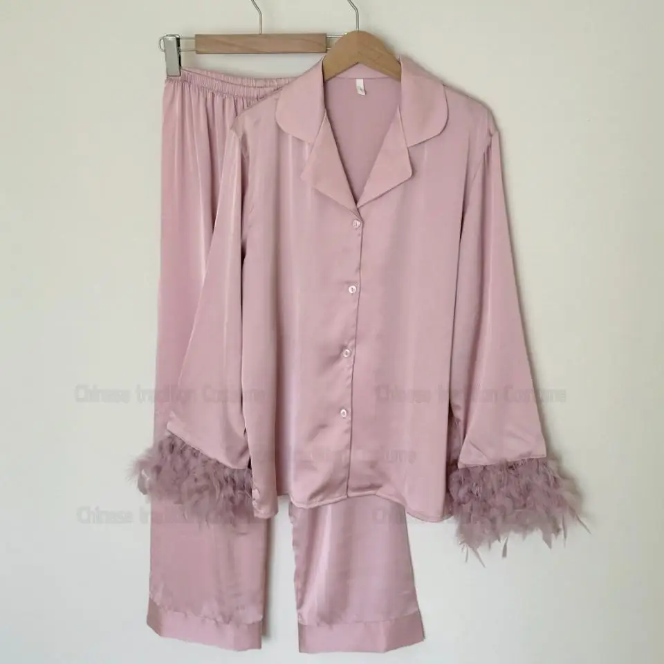 2026 Spring New Home Clothes Luxury Ice Silk Feather Cuff Pajamas Suit Lady Bride Wedding Party Gift Soft Sleepwear Bridesmaid
2026 Spring New Home Clothes Luxury Ice Silk Feather Cuff Pajamas Suit Lady Bride Wedding Party Gift Soft Sleepwear Bridesmaid