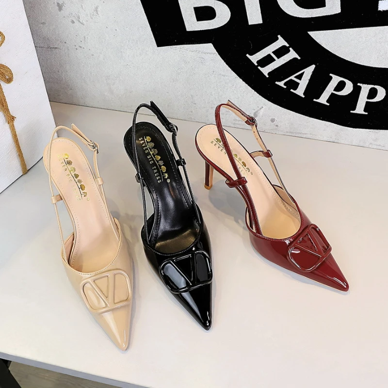 French Elegant And Fashionable V-Shaped Square Buckle Pointed High Heels For Women's Thin Heel Patent Leather Tripping Women's
French Elegant And Fashionable V-Shaped Square Buckle Pointed High Heels For Women's Thin Heel Patent Leather Tripping Women's