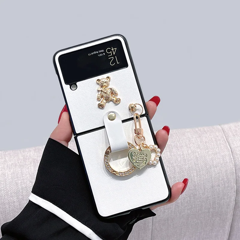 ZFlip5 Cute Bear Glitter Love Pendant Case For Samsung Galaxy Z Flip 4 5G Zflip3 White Leather Bling Diamond Finger Ring Cover
ZFlip5 Cute Bear Glitter Love Pendant Case For Samsung Galaxy Z Flip 4 5G Zflip3 White Leather Bling Diamond Finger Ring Cover