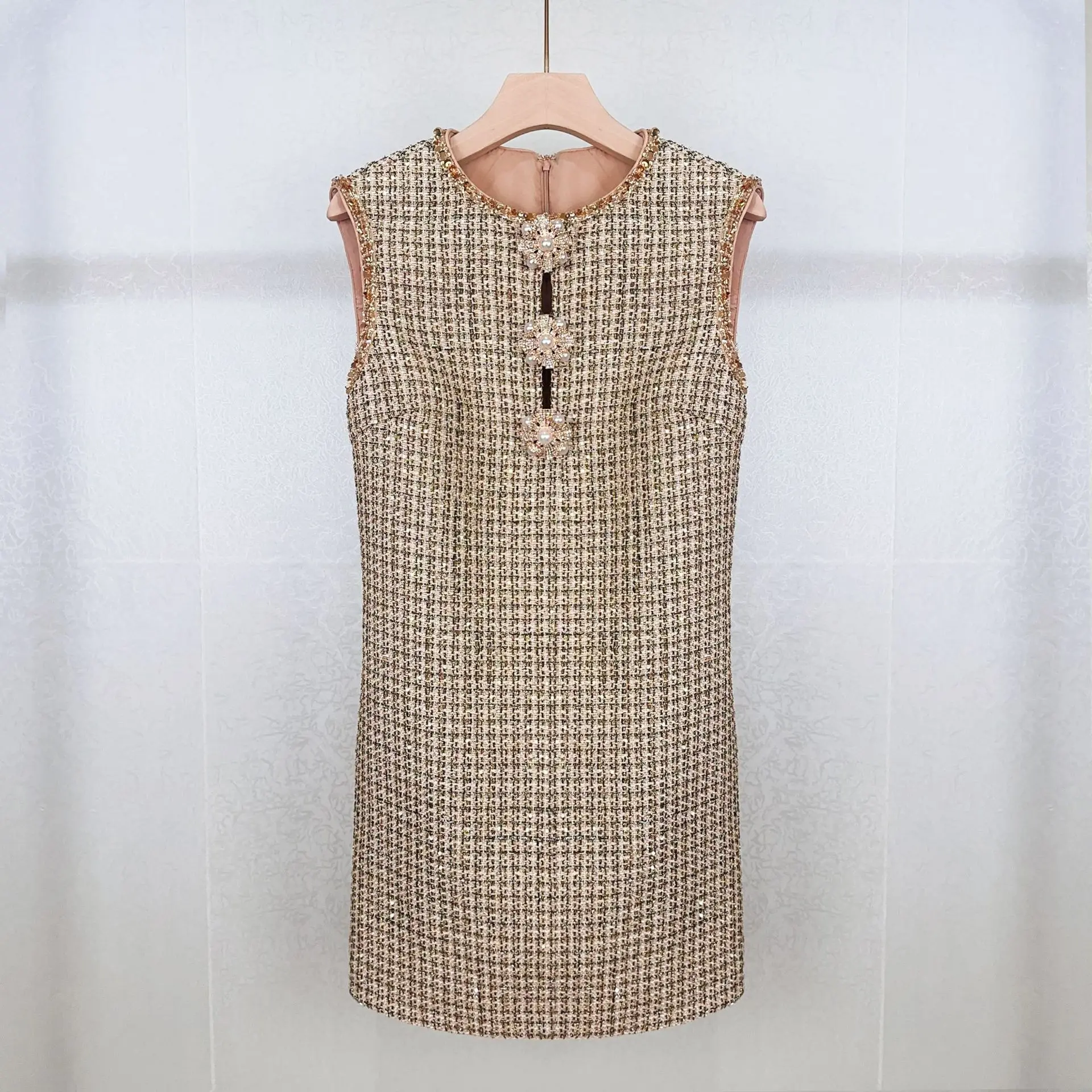 Women Hollow Out Tank Dress Plaid Pearl Buttons O-Neck Sleeveless Elegant Autumn 2024 Mini Robe
Women Hollow Out Tank Dress Plaid Pearl Buttons O-Neck Sleeveless Elegant Autumn 2024 Mini Robe
