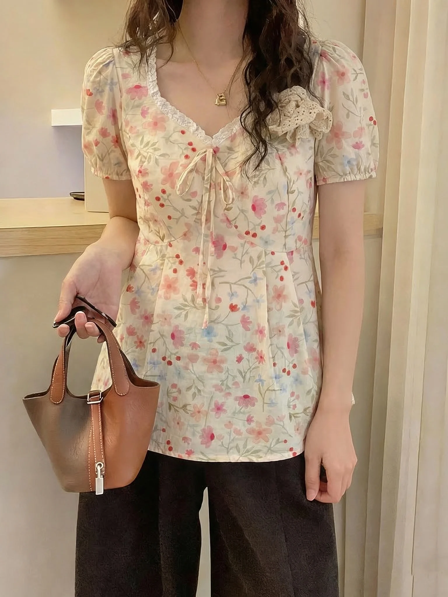 Cute Floral V-neck Short Sleeve Shirt Women's Summer New Style plus Size Doll Shirt Anti-aging Top Korean Style Loose Fit
Cute Floral V-neck Short Sleeve Shirt Women's Summer New Style plus Size Doll Shirt Anti-aging Top Korean Style Loose Fit
