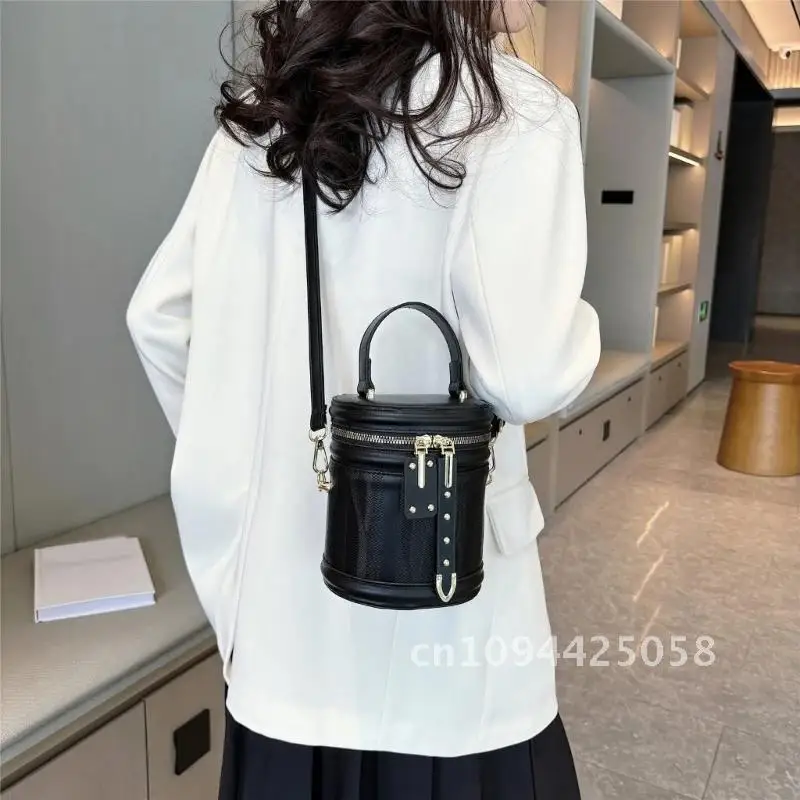 Zippered Leather Shoulder Crossbody Bag Cylinder Bag Vintage Small with Carry for Handle Top Everyday Purse PU Handbag
Zippered Leather Shoulder Crossbody Bag Cylinder Bag Vintage Small with Carry for Handle Top Everyday Purse PU Handbag