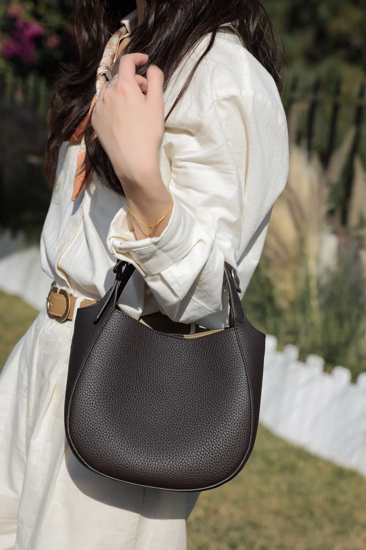 Элегантная и роскошная женская сумка из натуральной кожи (первый слой), новинка 2026 года, универсальная ретро-сумка для повседневного использования
Элегантная и роскошная женская сумка из натуральной кожи (первый слой), новинка 2026 года, универсальная ретро-сумка для повседневного использования