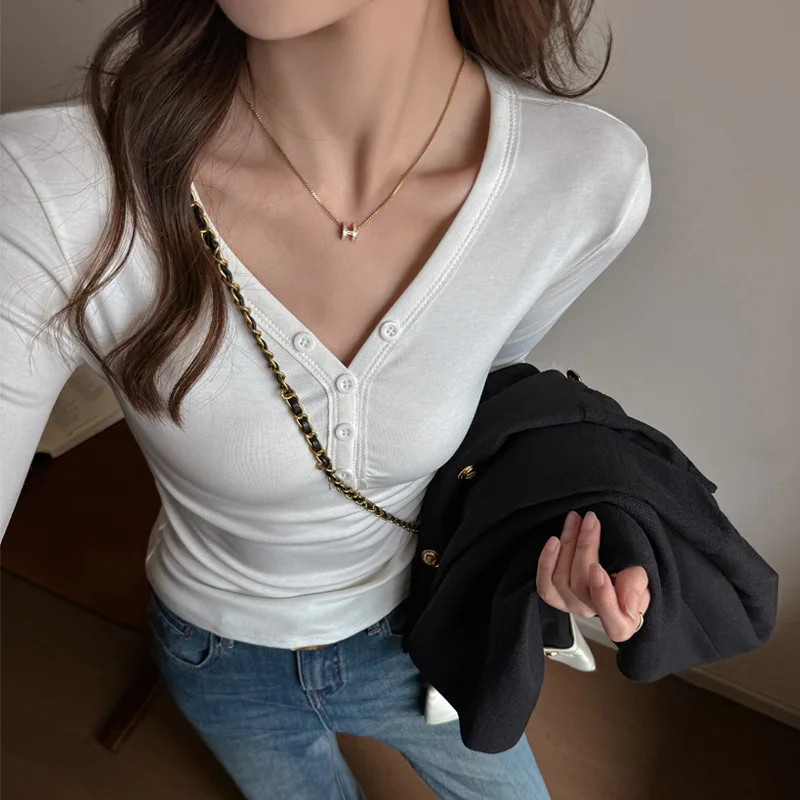Женская футболка с V-образным вырезом, осенне-зимняя, с элегантным дизайном, с длинным рукавом, для ношения под одеждой, в корейском стиле.
Женская футболка с V-образным вырезом, осенне-зимняя, с элегантным дизайном, с длинным рукавом, для ношения под одеждой, в корейском стиле.
