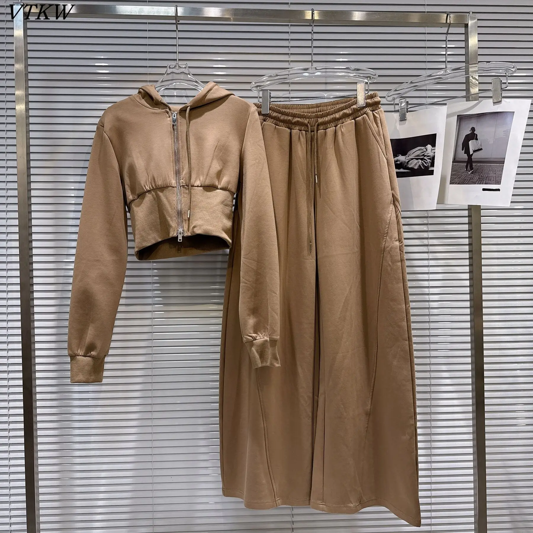 VTKW Women's Vintage Designer 2 Piece Set Cropped Hoodie & Drawstring Pants Casual Elegant Office Streetwear 2025 Autumn Winter
VTKW Women's Vintage Designer 2 Piece Set Cropped Hoodie & Drawstring Pants Casual Elegant Office Streetwear 2025 Autumn Winter
