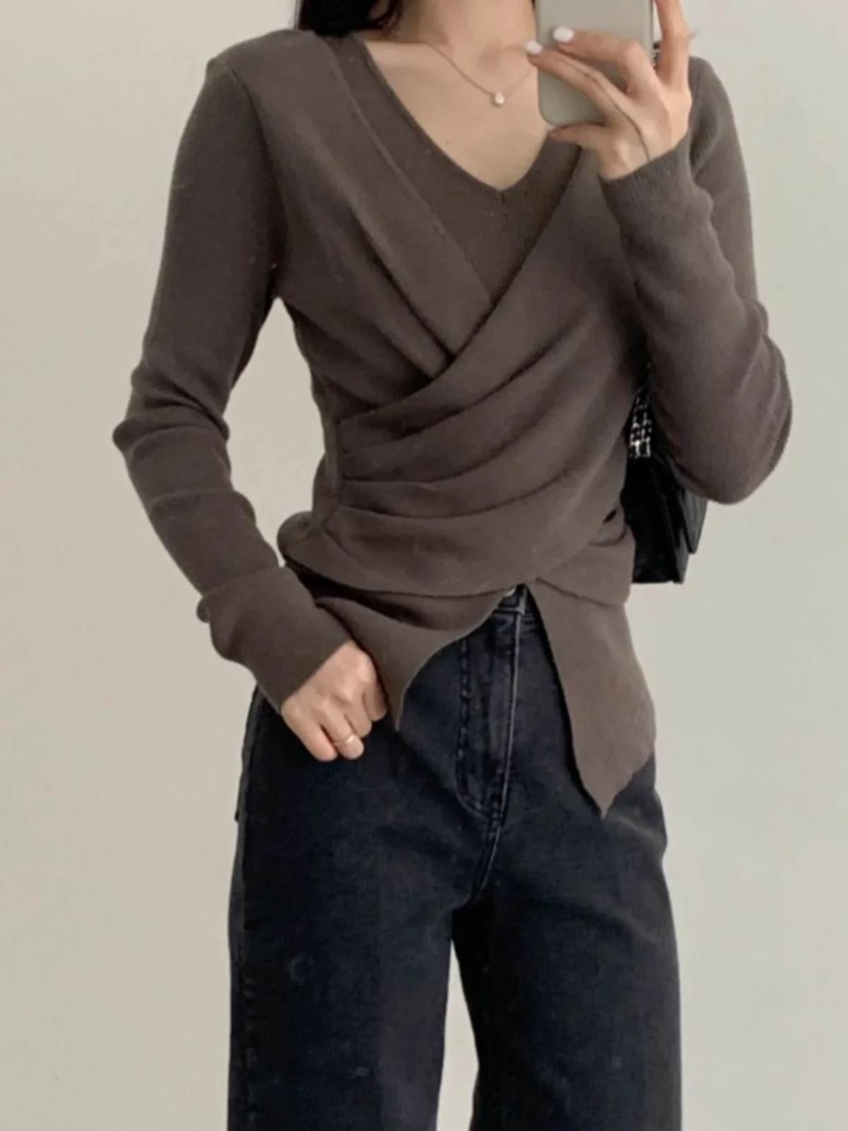 2024 New French Sle Chic Knit Women Korean Sle Autumn Design Cross V-neck Irregular Waist Hugging Slimming Split Top Q50
2024 New French Sle Chic Knit Women Korean Sle Autumn Design Cross V-neck Irregular Waist Hugging Slimming Split Top Q50