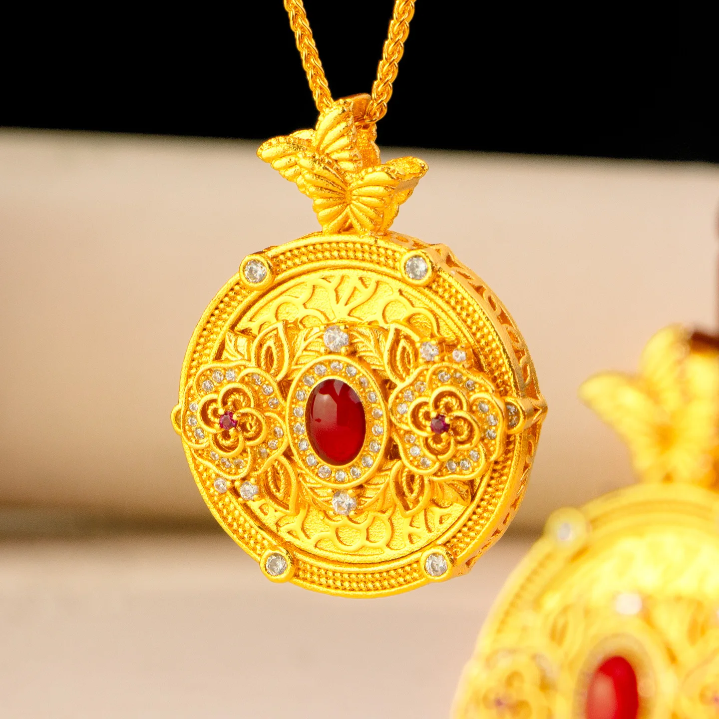 Enamel Diamond-Studded Camellia Compass Pendant For Women 24K AU999 Gold, Niche Design & Hard to Duplicate
Enamel Diamond-Studded Camellia Compass Pendant For Women 24K AU999 Gold, Niche Design & Hard to Duplicate