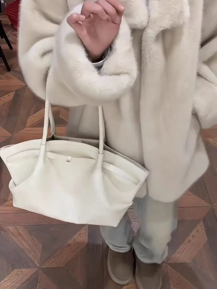 French Luxury Large Capacity Tote Bag Premium Underarm Single Shoulder Bag Commute Bag Tote Bag For Women Leather Wallet
French Luxury Large Capacity Tote Bag Premium Underarm Single Shoulder Bag Commute Bag Tote Bag For Women Leather Wallet