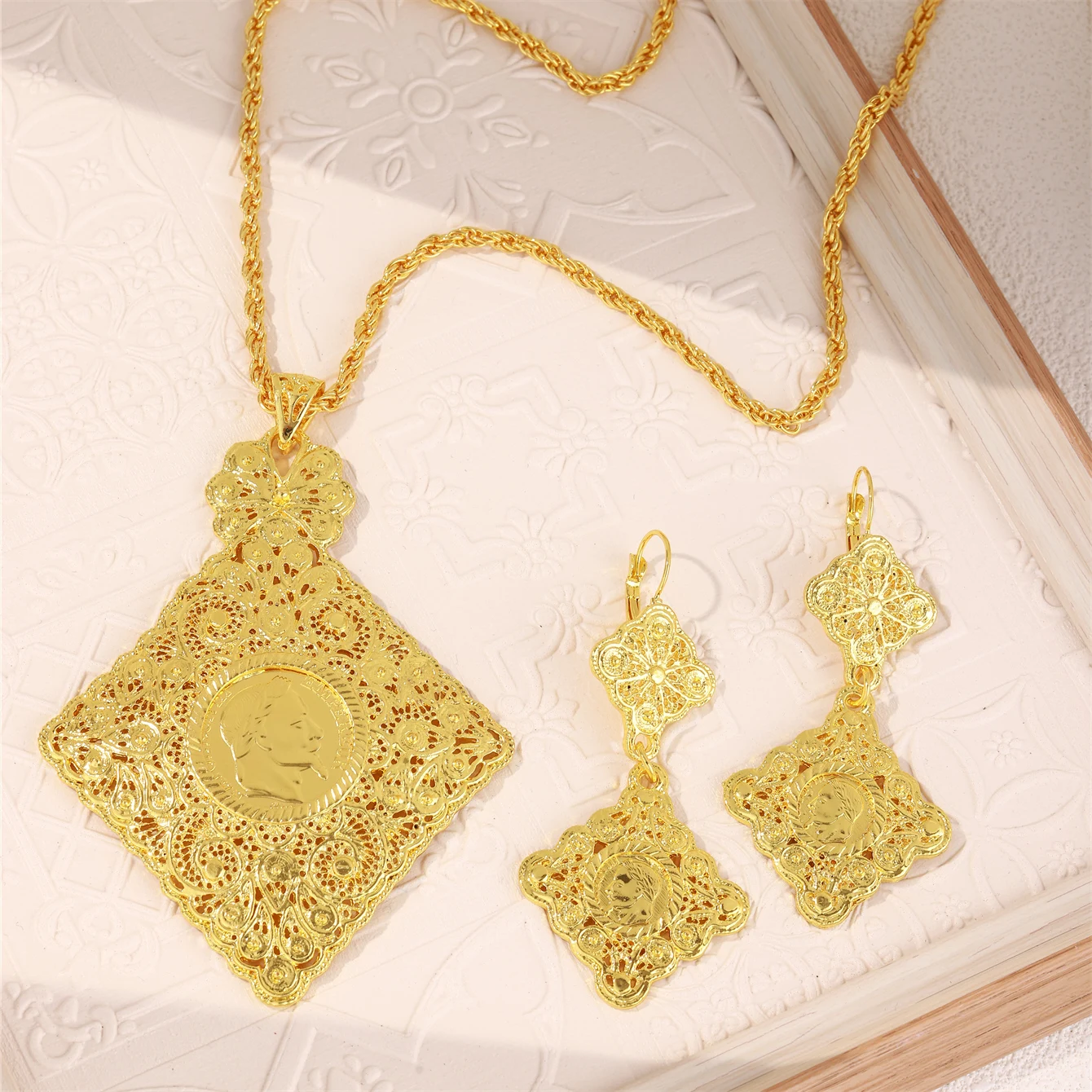 1 комплект роскошного женского комплекта ювелирных изделий из ожерелья и серег, полый резной портрет Наполеона, женский элегантный комплект украшений
1 комплект роскошного женского комплекта ювелирных изделий из ожерелья и серег, полый резной портрет Наполеона, женский элегантный комплект украшений