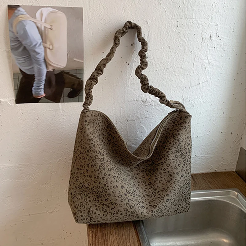 Leopard Print Tote Bag for Women 2026 Large Capacity Soft Shoulder Bag with Ruched Shoulder Strap Zipper Canvas Crossbody Bag
Leopard Print Tote Bag for Women 2026 Large Capacity Soft Shoulder Bag with Ruched Shoulder Strap Zipper Canvas Crossbody Bag