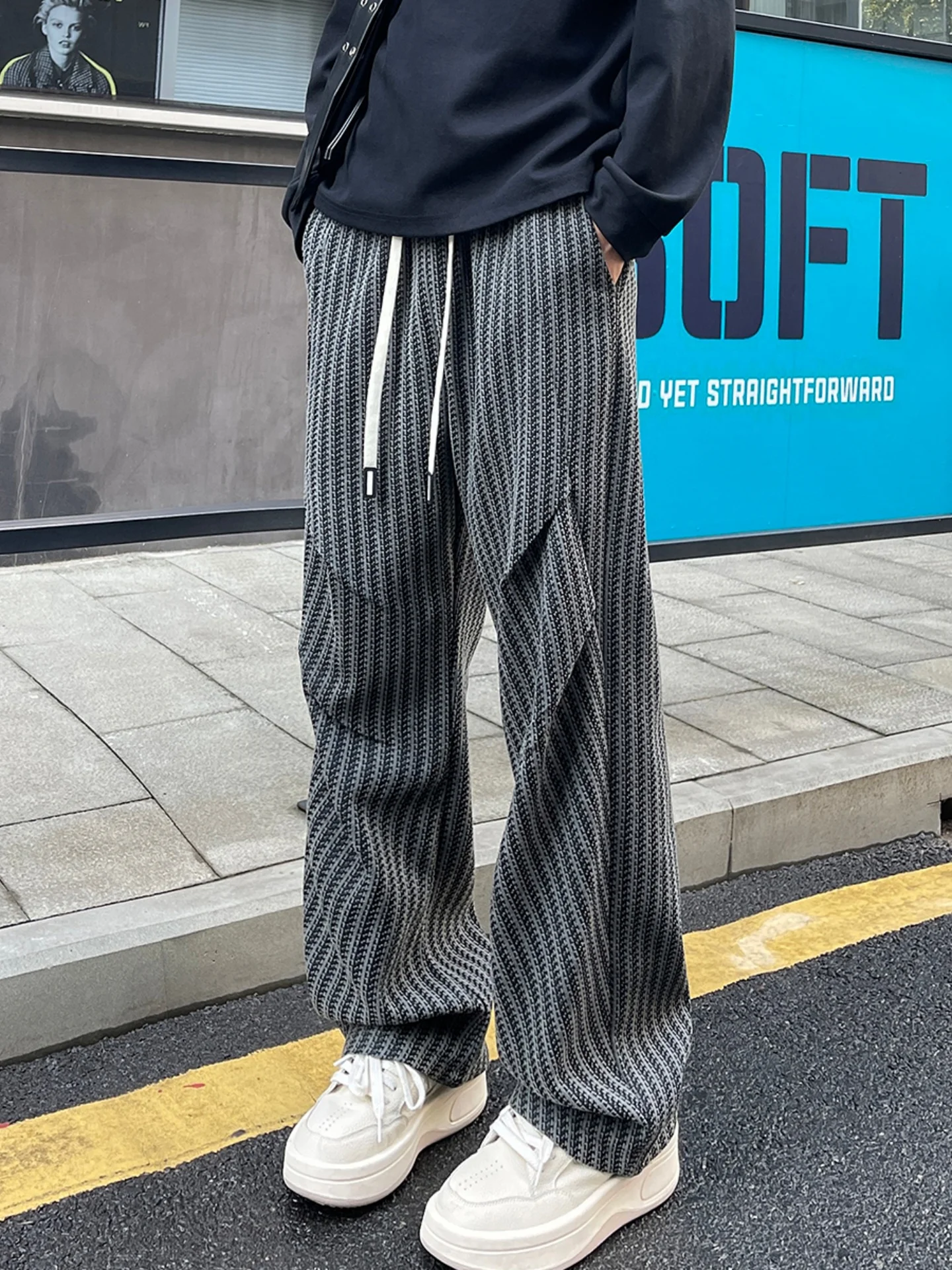 Мужские повседневные спортивные брюки свободного прямого кроя с дизайнерскими складками и изогнутыми швами, модные весенние повседневные брюки свободного кроя
Мужские повседневные спортивные брюки свободного прямого кроя с дизайнерскими складками и изогнутыми швами, модные весенние повседневные брюки свободного кроя