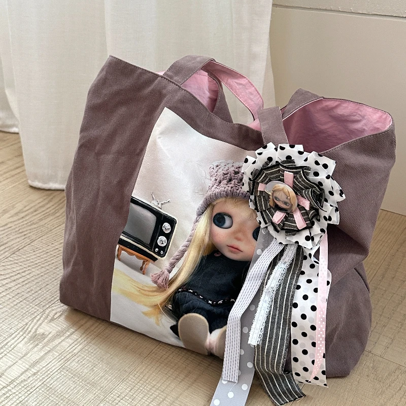 Y2K Tote Bag Kawaii Big Eyes Doll Print Canvas Shoulder Bag with Ribbon Rosette Badge Large Capacity Contrast Color School Bag
Y2K Tote Bag Kawaii Big Eyes Doll Print Canvas Shoulder Bag with Ribbon Rosette Badge Large Capacity Contrast Color School Bag