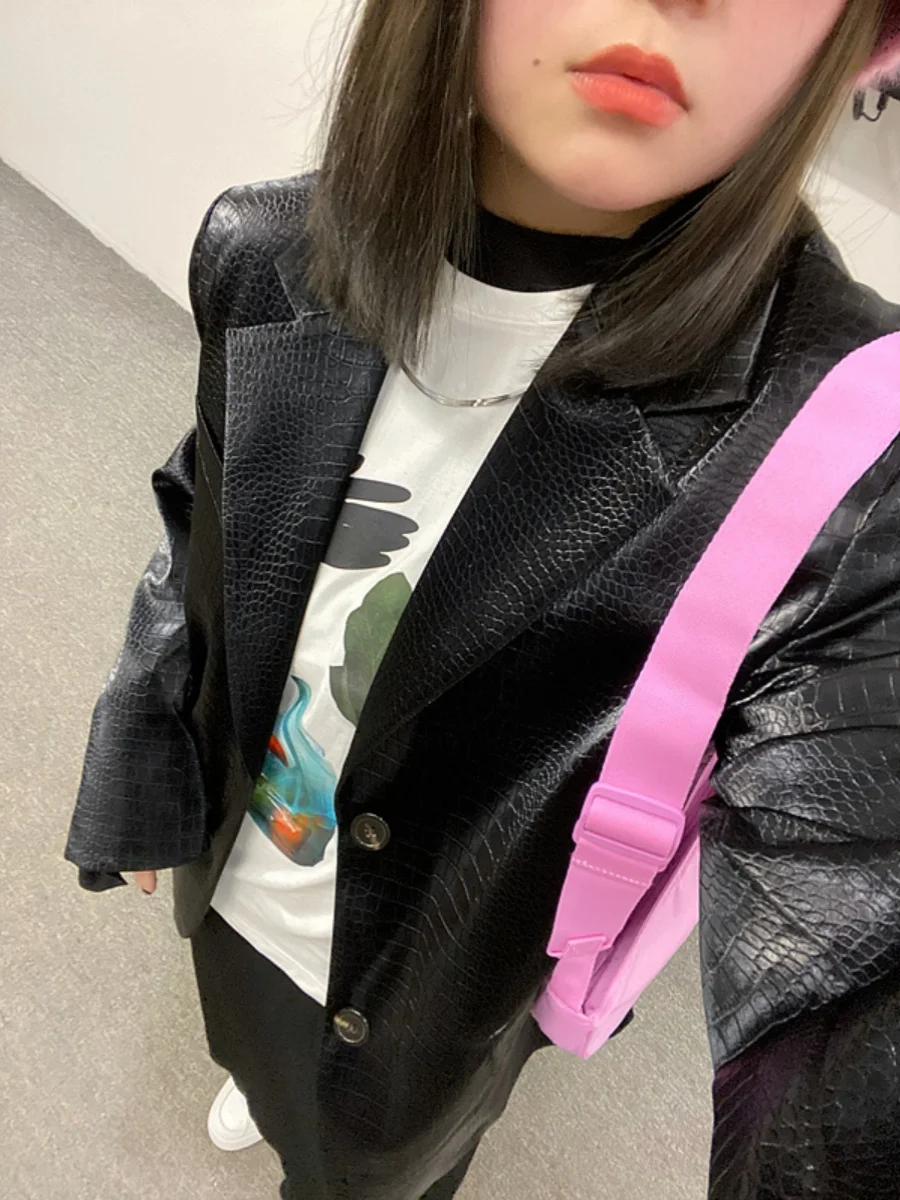 Женский модный универсальный удлиненный пиджак из искусственной кожи с принтом под змеиную кожу, больших размеров, стройнящий фигуру
Женский модный универсальный удлиненный пиджак из искусственной кожи с принтом под змеиную кожу, больших размеров, стройнящий фигуру