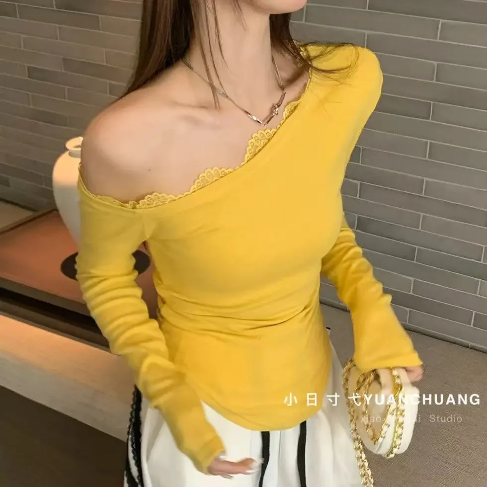 Korejpaa 2025 Spring New Women T Shirts Spicy Girl Lace Splicing Slant Neck Off Shoulder Long Sleeve T-shirt Curved Bottom Top
Korejpaa 2025 Spring New Women T Shirts Spicy Girl Lace Splicing Slant Neck Off Shoulder Long Sleeve T-shirt Curved Bottom Top
