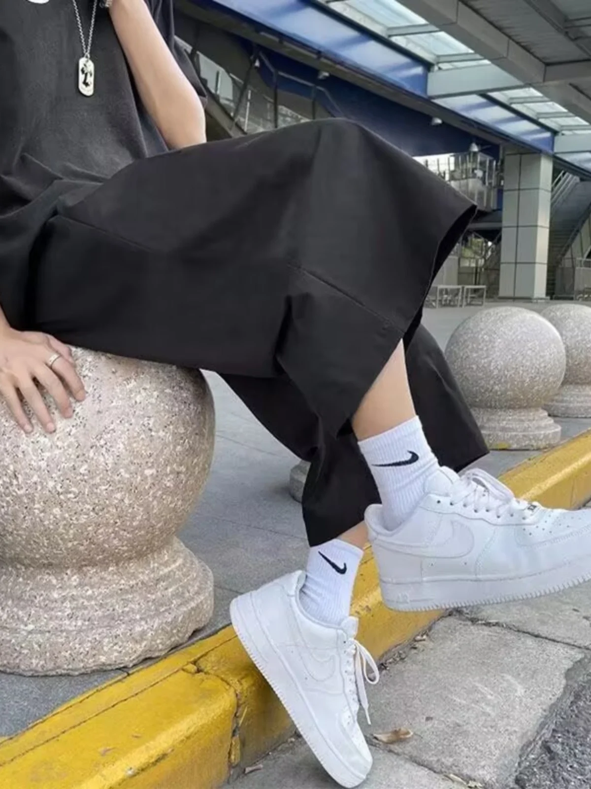 Мужские повседневные брюки в стиле ретро в американском семь футов, летние тонкие свободные повседневные брюки длиной до колена с прямыми штанинами для подростков 
Мужские повседневные брюки в стиле ретро в американском семь футов, летние тонкие свободные повседневные брюки длиной до колена с прямыми штанинами для подростков