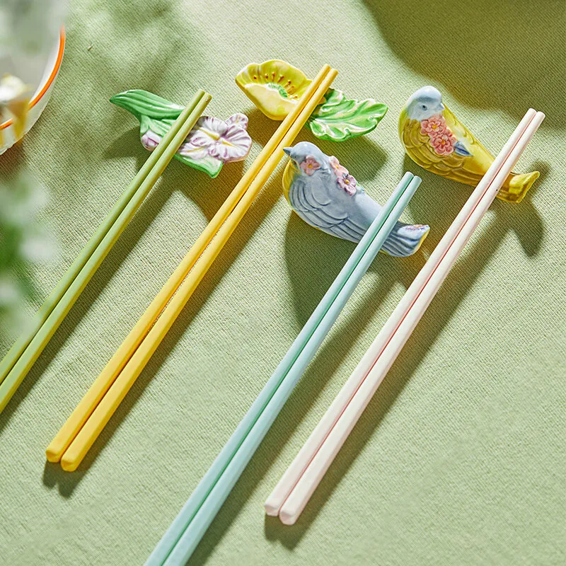Ceramic art chopsticks, bird language and flower fragrance, high-end 4-person color, chopstick set with small round bowl 1 pair
Ceramic art chopsticks, bird language and flower fragrance, high-end 4-person color, chopstick set with small round bowl 1 pair