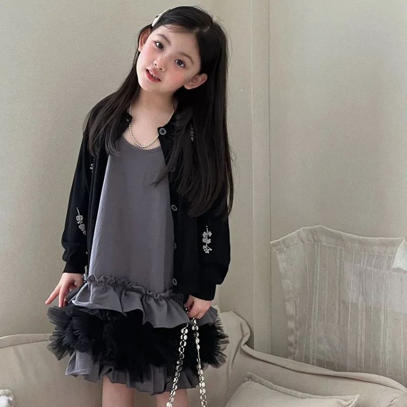 Korean girls' spring 2026 new stylish floral cardigan top, mesh suspender splicing half skirt two-piece set
Korean girls' spring 2026 new stylish floral cardigan top, mesh suspender splicing half skirt two-piece set